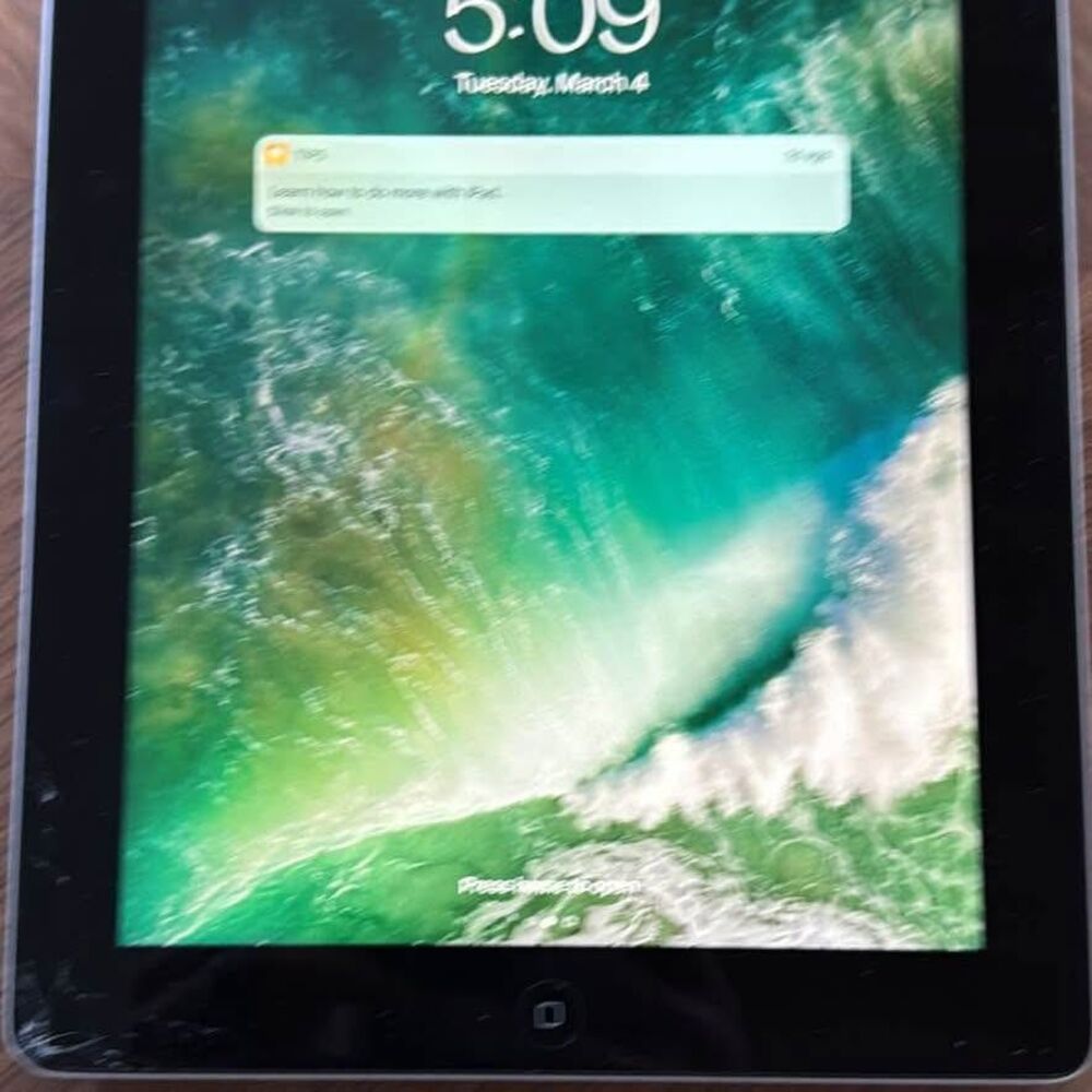 Ipad 32gb 9.7” small crack works fine